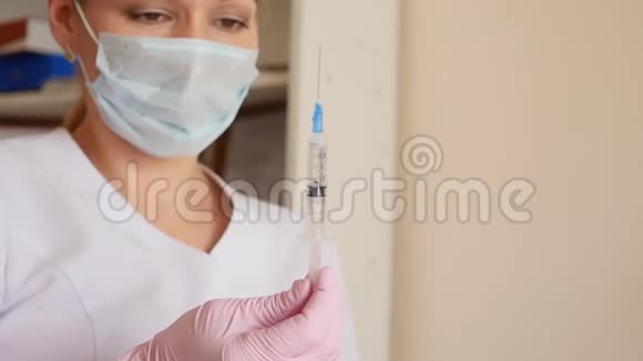 女医生住院护士出示带液体药品的注射器保健和医疗理念慢动作视频的预览图