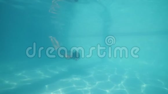 活泼勇敢的小女孩在游泳池里水下游泳视频的预览图