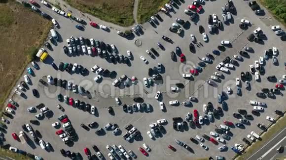 从旋转无人机可以看到停车场顶上的汽车视频的预览图