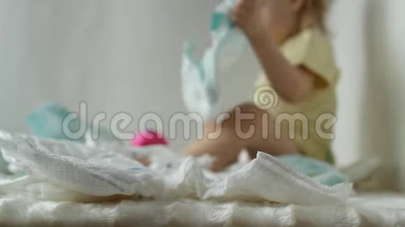 一个小孩玩婴儿尿布背景卫生视频的预览图