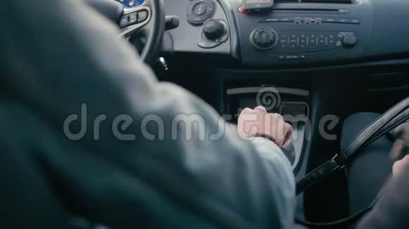 手动变速器换档杠杆的人驾驶汽车及换档速度视频的预览图