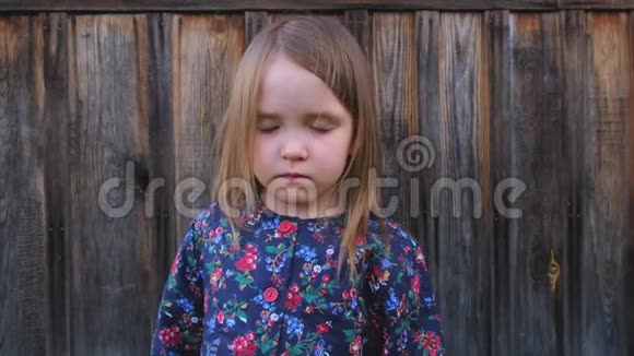 一个穿花夹克的悲伤小女孩的特写肖像视频的预览图