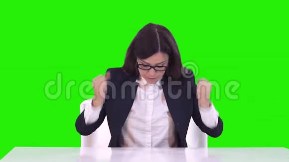 办公室里一个女人绿色背景的肖像女商人发誓要对工人发火视频的预览图