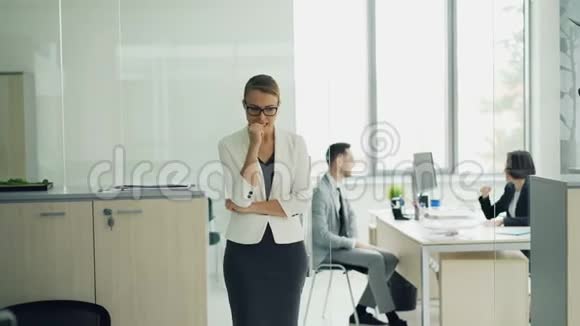紧张的年轻女士正在等待面试站在办公室附近咬指甲感到不安全然后步行视频的预览图