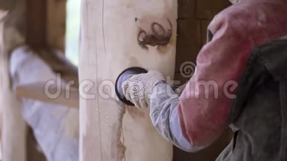木工在施工现场用木制电动砂轮机手工打磨梁剪辑男性工人视频的预览图