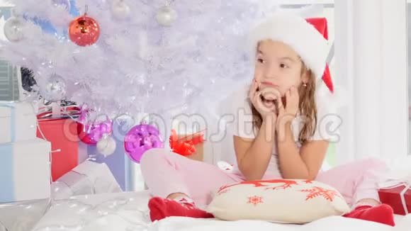 表达性的小女孩用手势和面部表情表示和圣诞老人一起邮寄真的很有趣视频的预览图