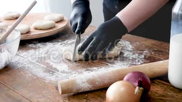 快餐厨师手戴手套在木板上滚出菲洛吐面面团切卷馅饼或蛋糕视频的预览图