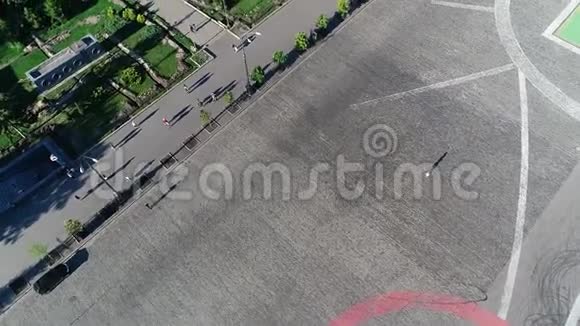 一个女人独自站在一个大区域周围没有人被从空中射杀孤独的女人站在广场上视频的预览图