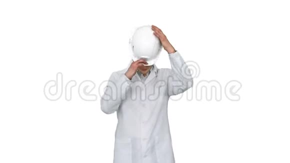 科学家工程师穿着白色长袍戴着安全帽戴着眼镜最后用白色眼睛做滑稽动作视频的预览图