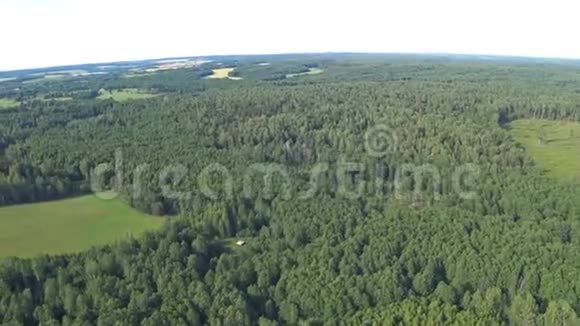 在白俄罗斯的森林和田野上用动力降落伞飞行从高处看观点手握视频的预览图