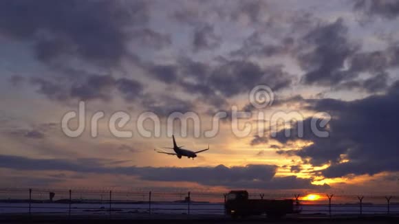 飞机着陆了过去乘坐卡车和飞机拖船日落4K股录像视频的预览图