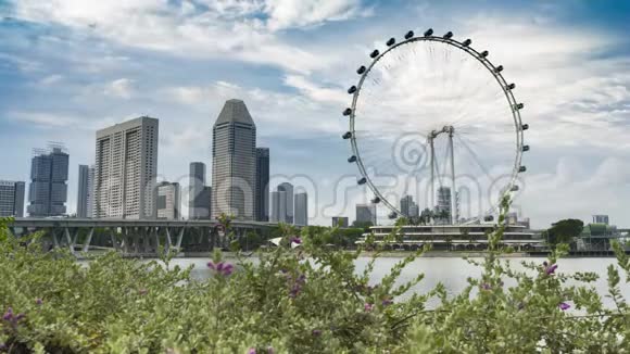 新加坡城市天际线具有美丽的地标和神奇的天空时间推移视频的预览图