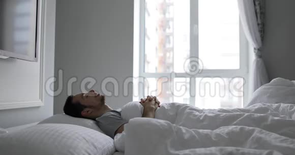 心烦意乱的男人一个人在床上醒来没有他的女孩视频的预览图