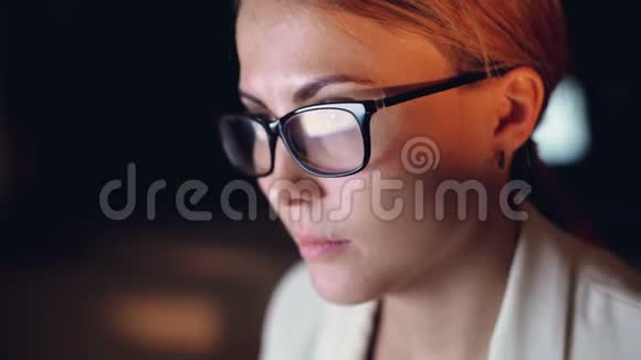 一位年轻漂亮的女商人独自在办公室工作到深夜她的头像是电脑屏幕视频的预览图