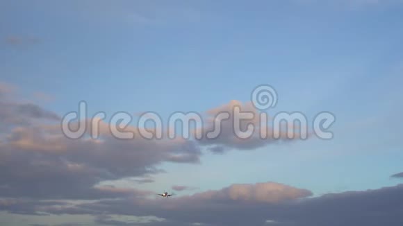 在晴朗的晴天现代商务飞机在天空中飞翔形状美丽的云视频的预览图
