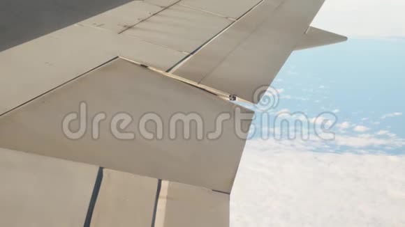窗外的飞机机翼视频的预览图