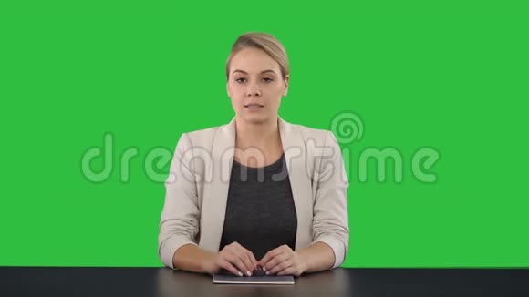 年轻漂亮的电视播音员在绿色屏幕上发表演讲色度键视频的预览图