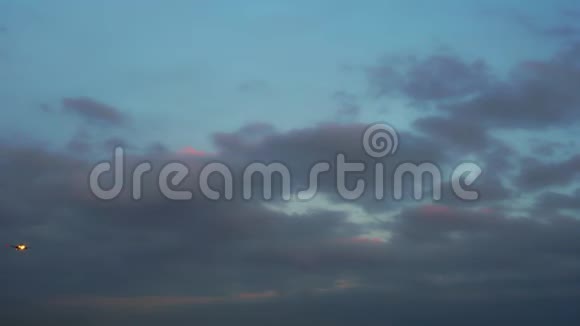 飞机正准备着陆傍晚深蓝色和紫色的云视频的预览图