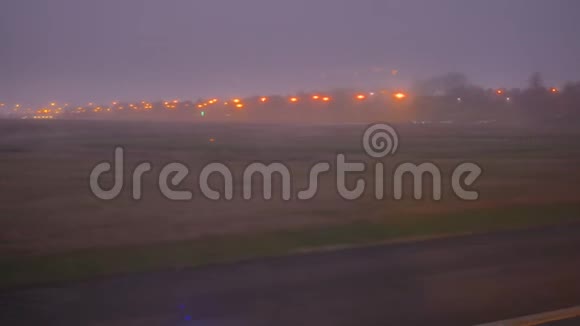 布鲁塞尔南部夏勒罗伊机场起飞区的飞机视频的预览图