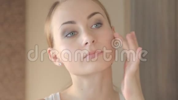 美丽女性触摸面部护肤概念特写肖像视频的预览图