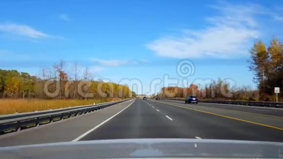 白天从汽车后看农村公路从车辆国家州际公路或高速公路后的车辆角度视频的预览图