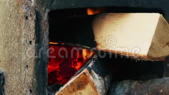 在街上的老炉子里烧木头特写高清1920x1080视频的预览图
