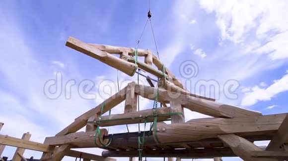 起重机以上的新木建筑在建设中的晴天在农村地区剪辑木制原木视频的预览图