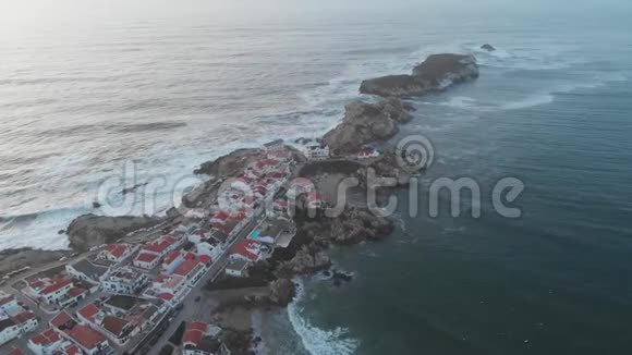 葡萄牙佩尼基位于岩石半岛上的城市视频的预览图