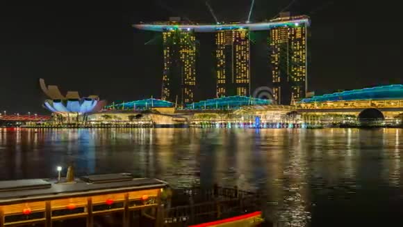 晚上新加坡滨海湾金沙从左到右的时间推移运动全景视频的预览图