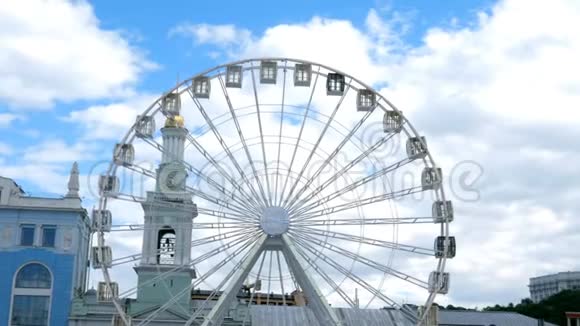 特写大白摩天轮旋转在基辅市乌克兰在Contractova广场视频的预览图