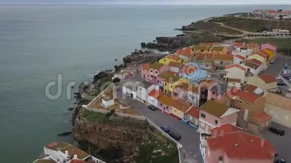 一个美丽的景色俯瞰洛基海岸房屋和房屋的城市Peniche葡萄牙大西洋第五视频的预览图