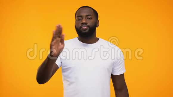 年轻的黑人用手掌做手势在黄色背景上被隔离视频的预览图