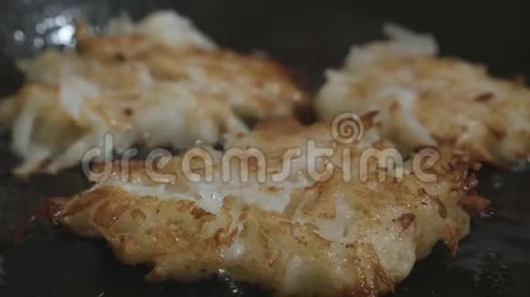浅炒的带有金皮的土豆泥棕色在油焦点的平底锅里煎视频的预览图