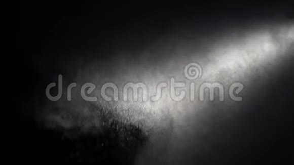 在一个黑色的工作室背景上有机粉尘在闪闪发光视频的预览图