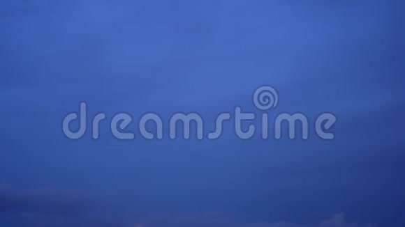 夜飞机在天上飞深蓝色的天空天边可见云视频的预览图