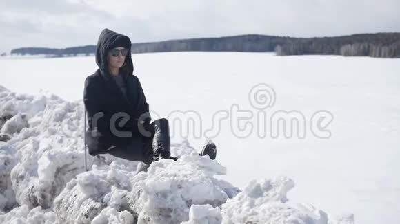 女孩坐在雪地上视频的预览图