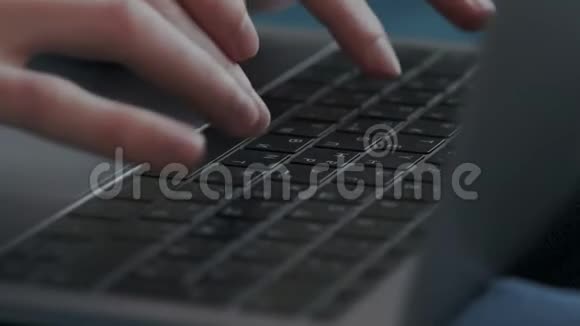 特写镜头商人在家里用电脑使用平板电脑或笔记本电脑时男性手的宏拍发送电子邮件视频的预览图