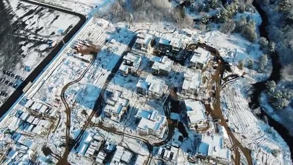 运动和娱乐概念动作现代滑雪场冬季小屋建设的鸟瞰图视频的预览图