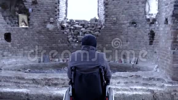 一个坐轮椅的人在残破的教堂里的后景录像损失的概念视频的预览图