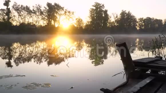 河岸上的日出带木鱼桥芦苇朝阳和水上烟的景观视频的预览图