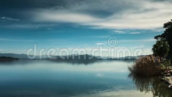 夏日清晨的湖水潘4K视频的预览图