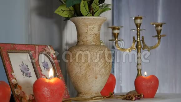 装饰全景从下到上的花瓶和蜡烛视频的预览图