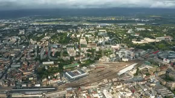 瑞士日内瓦城市景观和机场的鸟瞰图视频的预览图