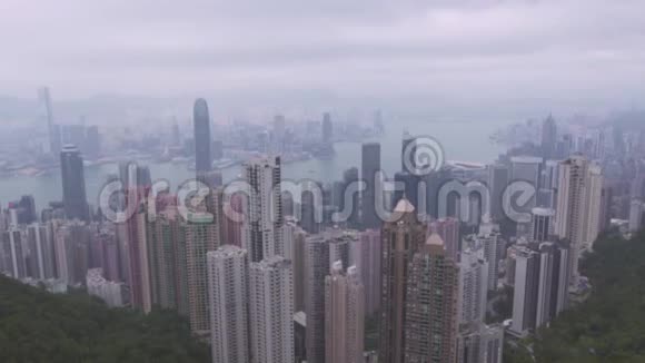 从中国香港城市维多利亚峰俯瞰全景高层商务办公楼和玻璃摩天大楼视频的预览图