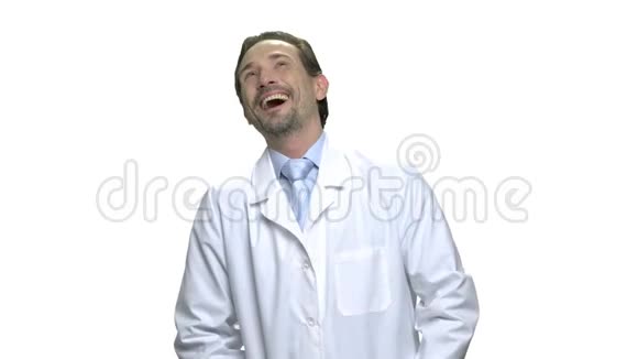 成熟的医生或科学家笑得很厉害视频的预览图