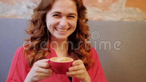 咖啡欢乐的微笑的女人咖啡享受视频的预览图