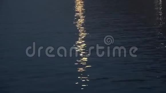 月亮在海面上的光反射视频的预览图