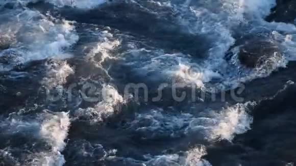 瀑布强大的落水慢运动视频的预览图