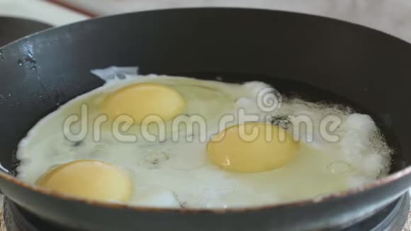 平底锅中盐煎蛋慢动作视频的预览图