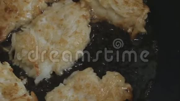 浅炒土豆泥棕色是在油锅里炒的相机从右向左移动视频的预览图